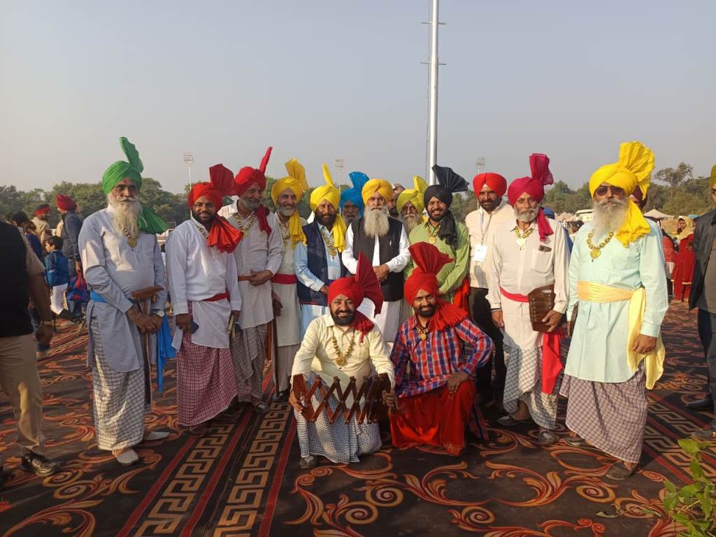 Mens Giddhas add excitement to the horse riding fair